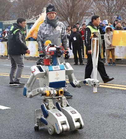 　平昌冬季五輪の聖火リレーでランナーを務めた人型ロボット＝１１日、韓国・大田（聯合＝共同）