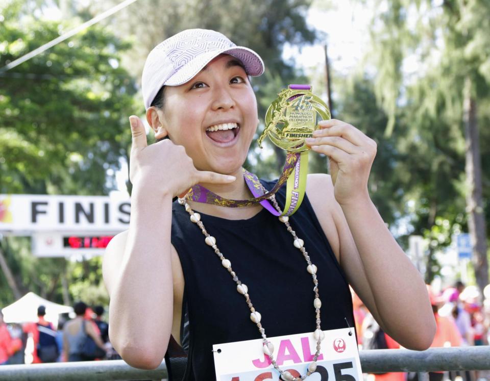 　初マラソンを４時間３４分１３秒で完走し、ポーズをとる浅田真央さん