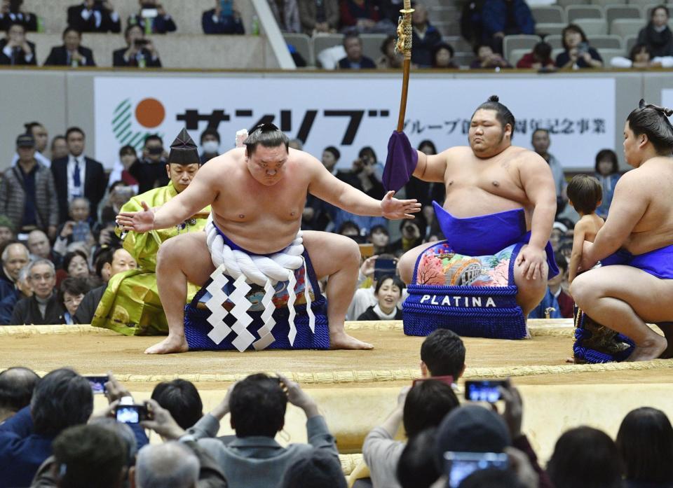 　大相撲の冬巡業で土俵入りを披露する白鵬