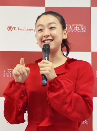 　大阪市内の百貨店で始まったイベントで、取材に応じる浅田真央さん＝１３日午前