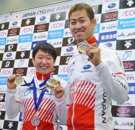 　自転車トラック種目Ｗ杯で獲得したメダルを手にする梶原悠未（左）と脇本雄太＝１３日、羽田空港
