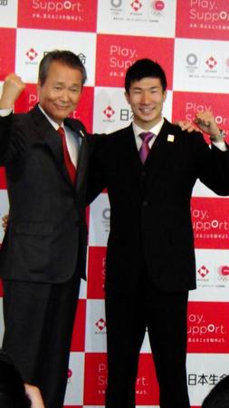 　日本生命と所属契約を発表した桐生祥秀（右）と、日本生命の筒井社長（左）