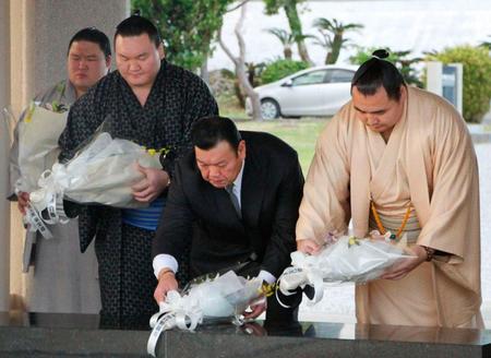 　沖縄県糸満市の平和祈念公園で献花する（右から）鶴竜、春日野広報部長、白鵬ら