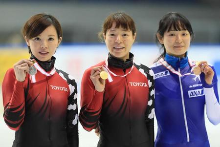 　メダルを手にする女子５００メートルで優勝した菊池純礼（中央）、２位の伊藤亜由子（左）、３位の菊池悠希