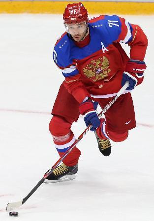 　ソチ冬季五輪のアイスホッケー男子の試合でプレーするロシア選手。ユニホームに国章「双頭のワシ」が描かれている＝２０１４年２月（タス＝共同）