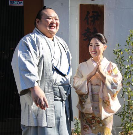 　結婚を発表した、大相撲の平幕宝富士と英莉乃さん＝１８日午前、東京都江東区の伊勢ケ浜部屋