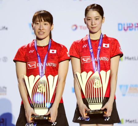 　バドミントンのスーパーシリーズ女子ダブルスで初優勝し、トロフィーを手にする米元（右）、田中組
