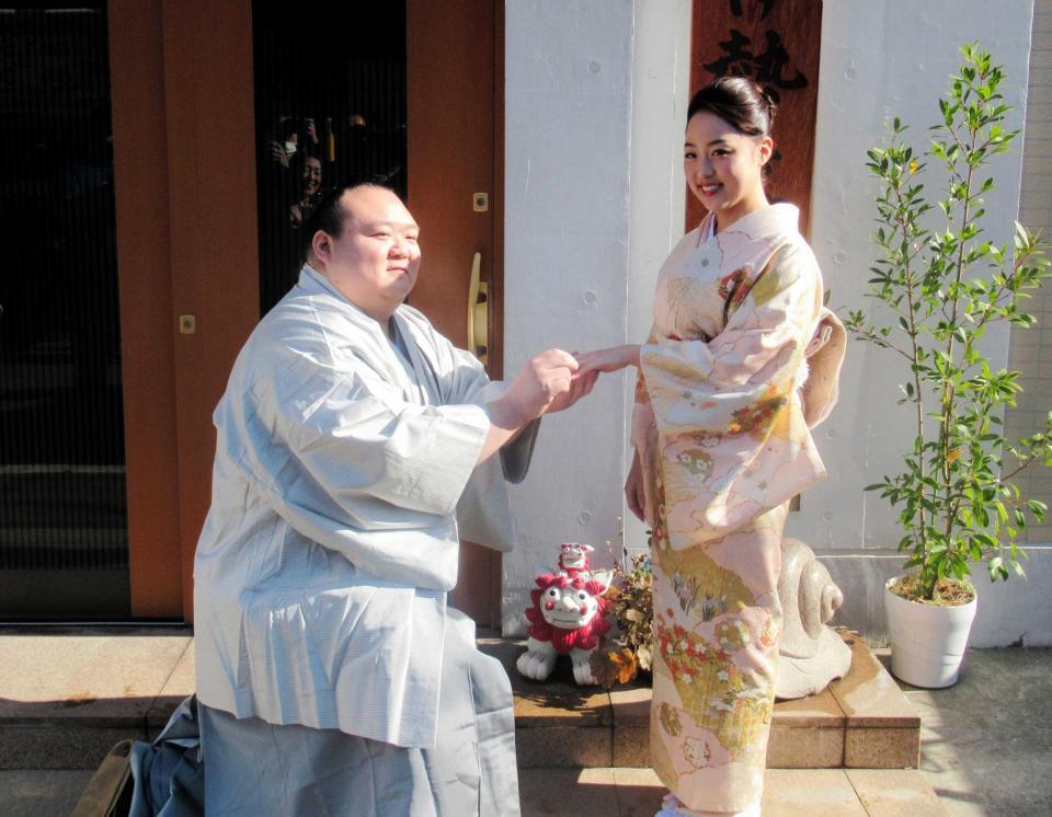 　英莉乃夫人への“王子様プロポーズ”を再現する宝富士（左）