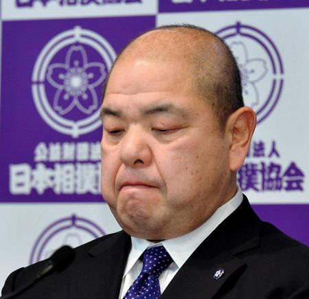 　理事会終了後会見に応じる八角理事長