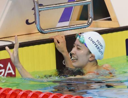 　女子４００メートル個人メドレー　４分２４秒０３の短水路日本新で優勝し、笑顔の大橋悠依＝ローザンヌ（共同）