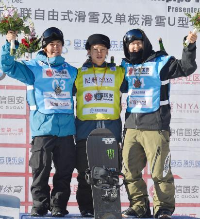 　スノーボードＷ杯男子ハーフパイプの表彰台に上がった（左から）２位の片山来夢、優勝した平野歩夢、３位の戸塚優斗＝２１日、中国・張家口（共同）