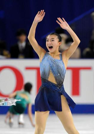 演技後、笑顔でスタンドの声援に応える坂本花織＝武蔵野の森総合スポーツプラザ（撮影・高部洋祐）