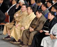 研修会開始前に稀勢の里と話す白鵬（左端）＝国技館アリーナ（撮影・園田高夫）