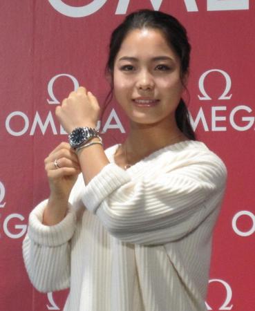 平昌五輪のオフィシャルタイムキーパーを務めるオメガの記念時計を贈呈された高梨沙羅