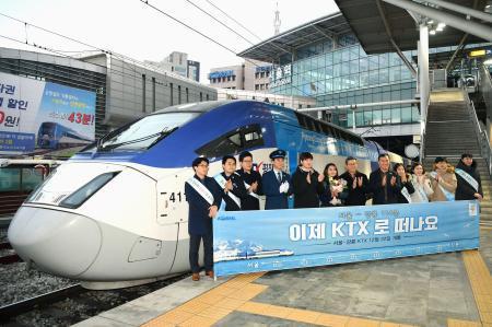 　高速鉄道の営業運転が始まり、ソウル駅で記念撮影する乗客＝２２日（共同）