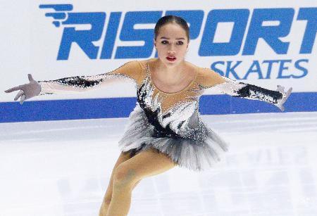 　ロシア選手権の女子ＳＰで演技するアリーナ・ザギトワ＝サンクトペテルブルク（共同）