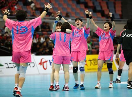 ハンド女子、オムロン１９度目Ｖ 男子は大崎電気が２連覇