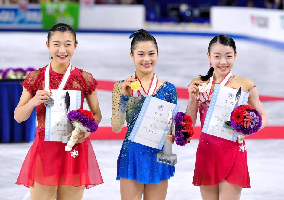 メダルを手に笑顔を見せる（左から）２位の坂本花織、優勝の宮原知子、３位の紀平梨花（撮影・高部洋祐）