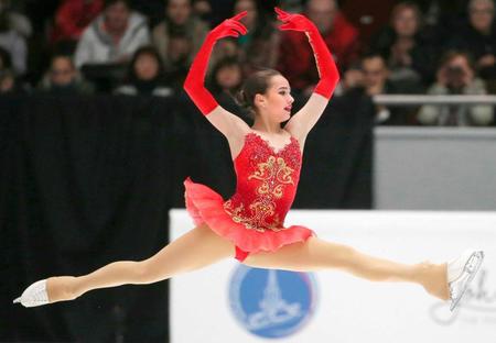 　女子フリーで演技する、優勝したアリーナ・ザギトワ