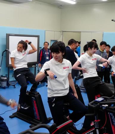 低酸素ルームでのトレーニングを体験する（左から）一ノ瀬メイ、平野美宇、早田ひな