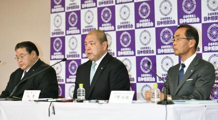 　貴乃花親方の理事解任を決議した臨時理事会の終了後に記者会見する日本相撲協会の八角理事長（中央）。左は鏡山危機管理部長、右は危機管理委員会の高野利雄委員長＝２８日午後、東京・両国国技館