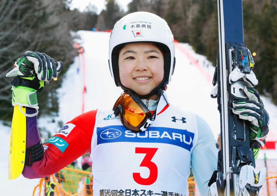 　女子大回転で初優勝した石川晴菜