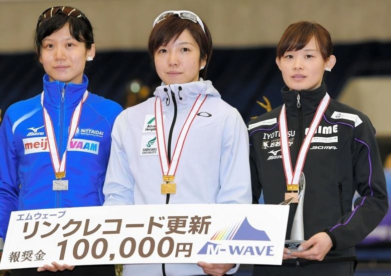 女子１０００メートルで２位の高木美帆（左）、１位の小平奈緒（中央）、３位の郷亜里砂