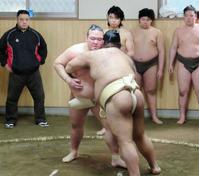 　高安（手前）をがっちりと組み止める稀勢の里