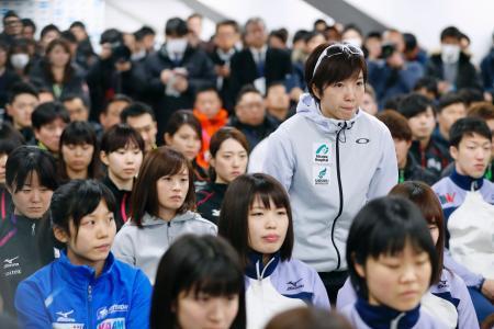 　平昌冬季五輪代表に選ばれ、一礼する小平奈緒。手前左端は高木美帆＝３０日、長野市のエムウエーブ