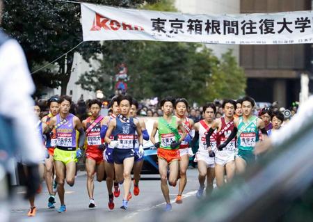 東京箱根間往復大学駅伝で、一斉にスタートする選手たち＝東京・大手町