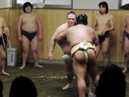今年初稽古で高安（手前）を受け止める稀勢の里