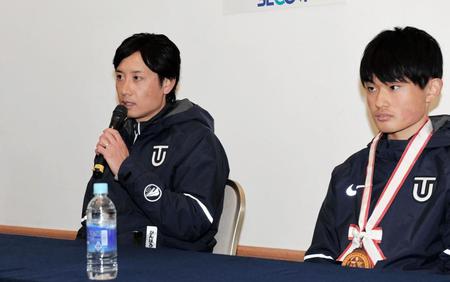 会見を行う東洋大・酒井俊幸監督（左）。右は１区を走った西山和弥＝神奈川県・芦ノ湖（撮影・中田匡峻）