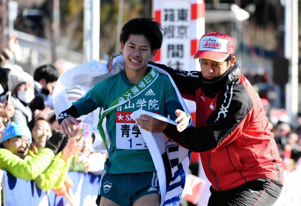 　２位でゴールし、係員にタオルをかけられる青学大・竹石（撮影・中田匡峻）