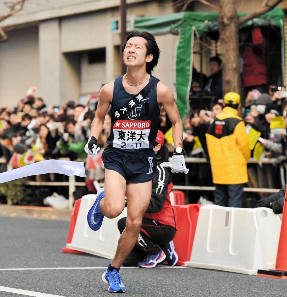 　２位でゴールする東洋大・小笹椋