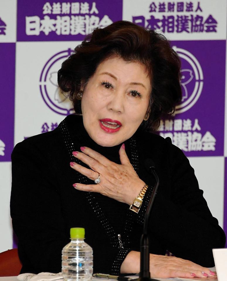 胸に手をあてながら貴乃花親方の理事解任について語る池坊保子議長＝両国国技館（撮影・堀内翔）