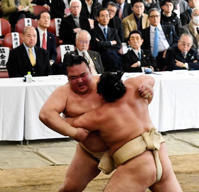 稀勢の里、横審総見で２勝６敗　八角理事長「まだ軽い」