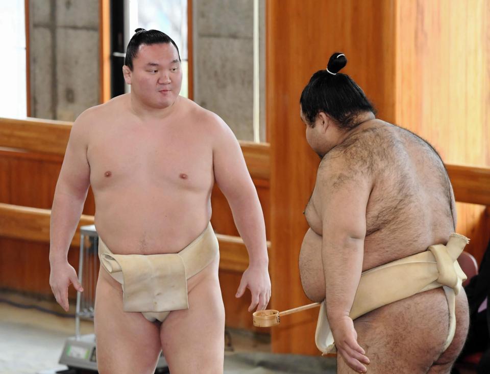 白鵬（左）にあいさつをする高安＝両国国技館（撮影・中田匡峻）