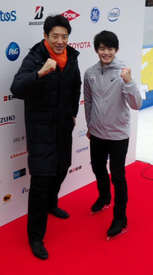 平昌五輪の日本選手団応援イベントに参加した松岡修造（左）と、小塚崇彦（右）＝東京ミッドタウン