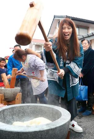 　練習を終え、餅をつく吉田沙保里