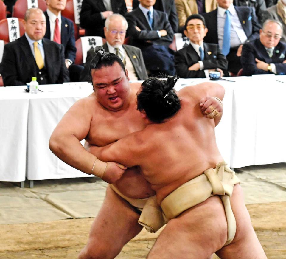 　鶴竜（手前）と稽古を行う稀勢の里