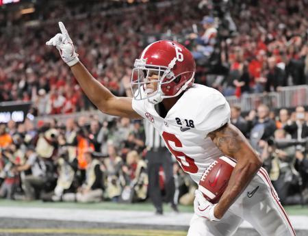 　ジョージア大戦の延長でＴＤを決めて喜ぶアラバマ大のＷＲスミス＝アトランタ（ＡＰ＝共同）