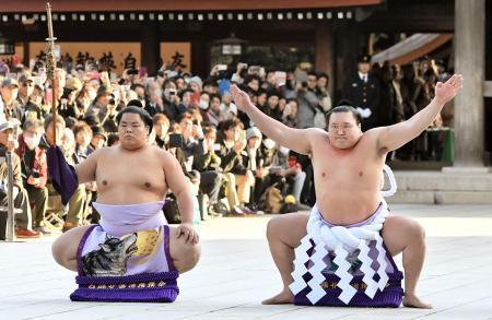 　９日、東京・明治神宮で新春恒例の奉納土俵入りを披露する横綱白鵬関。太刀持ち大栄翔
