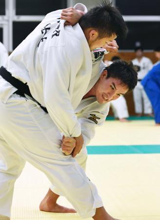 　強化合宿で稽古するベイカー茉秋（右）＝東京都多摩市の国士舘大