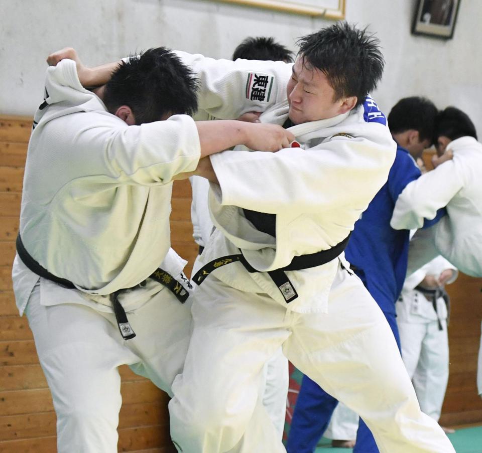 　強化合宿で稽古する原沢久喜＝東京都多摩市の国士舘大