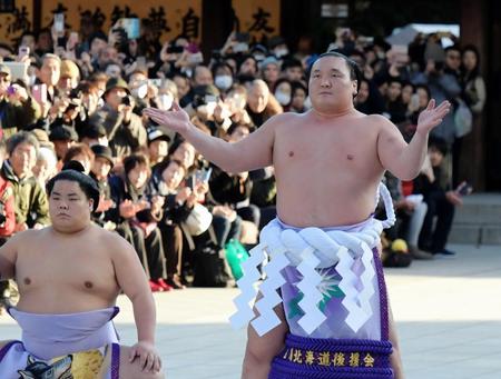 奉納土俵入りを披露する白鵬。太刀持は大栄翔＝明治神宮（撮影・金田祐二）