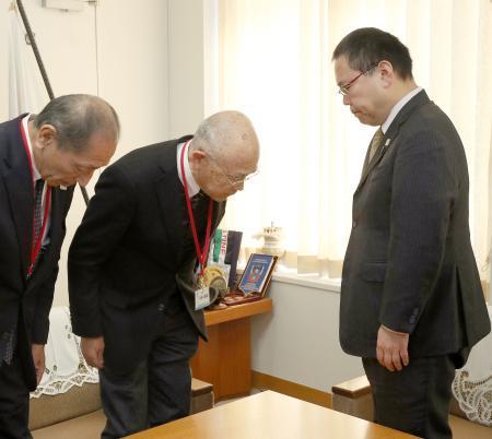 　スポーツ庁を訪問し、今里譲次長（右）に謝罪する日本カヌー連盟の成田昌憲会長（中央）ら＝１１日午前、同庁