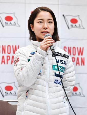 　平昌五輪代表に選ばれ、抱負を語るジャンプ女子の高梨沙羅＝１１日午後、札幌市内のホテル