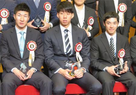 　表彰式に出席した（左から）桐生祥秀、渡辺一平、白井健三＝１１日、東京都港区