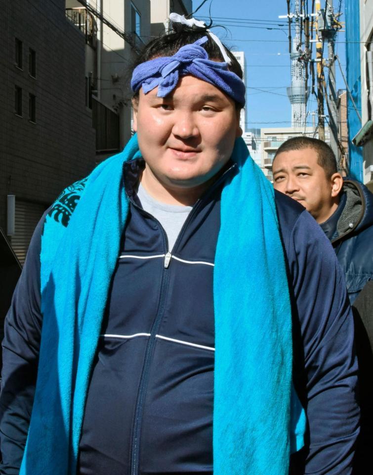 　伊勢ケ浜部屋での出稽古を終え、取材に応じる白鵬