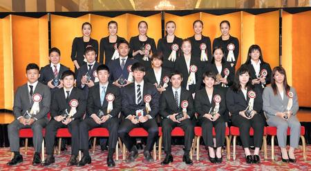 　テレビ朝日ビッグスポーツ賞表彰式に出席した渡辺一平（前列左から４番目）